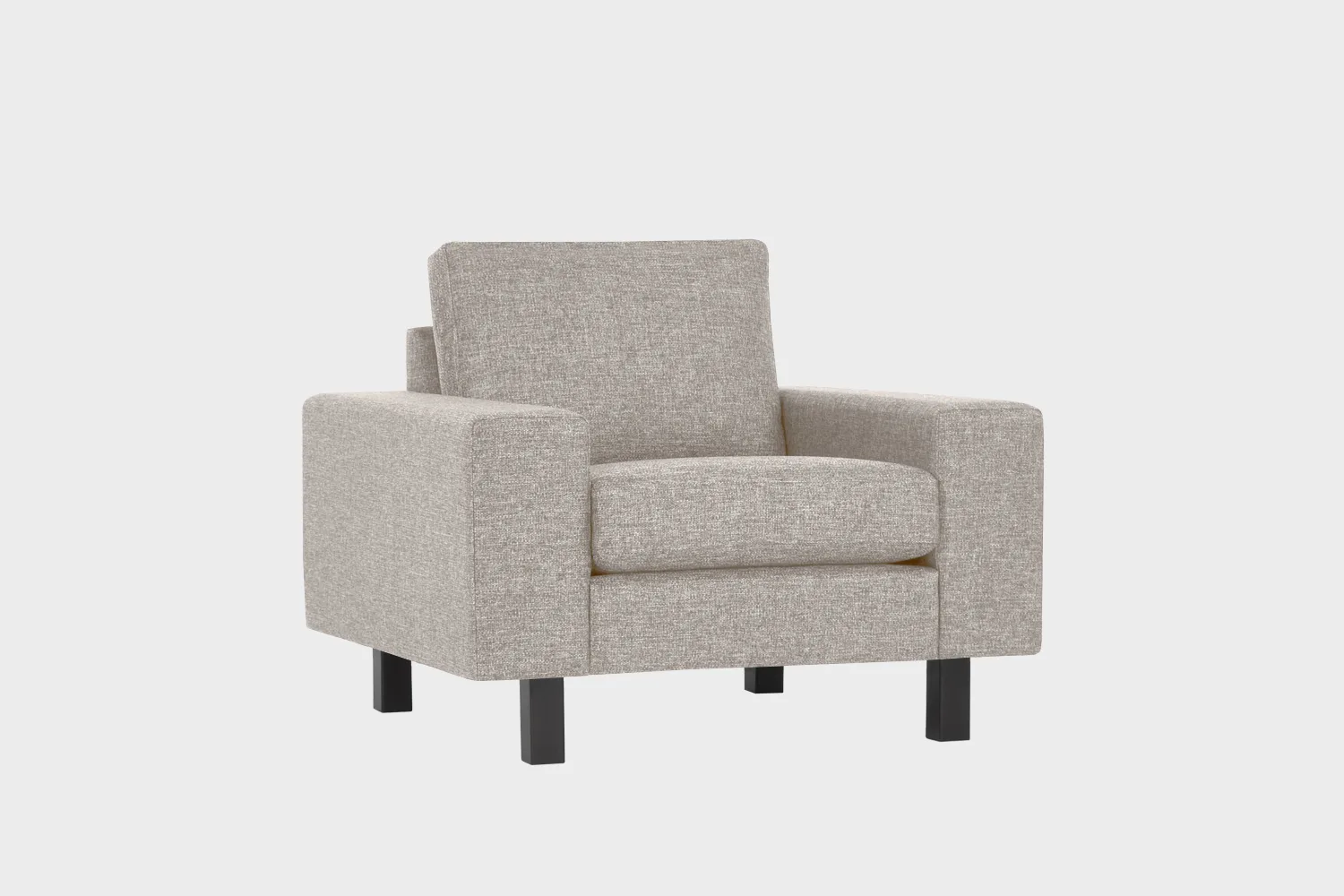 Beige kangasverhoiltu nojatuoli mustilla jaloilla. Tuolissa on leveät käsinojat ja se on asetettu viistosti vaalean harmaata taustaa vasten.