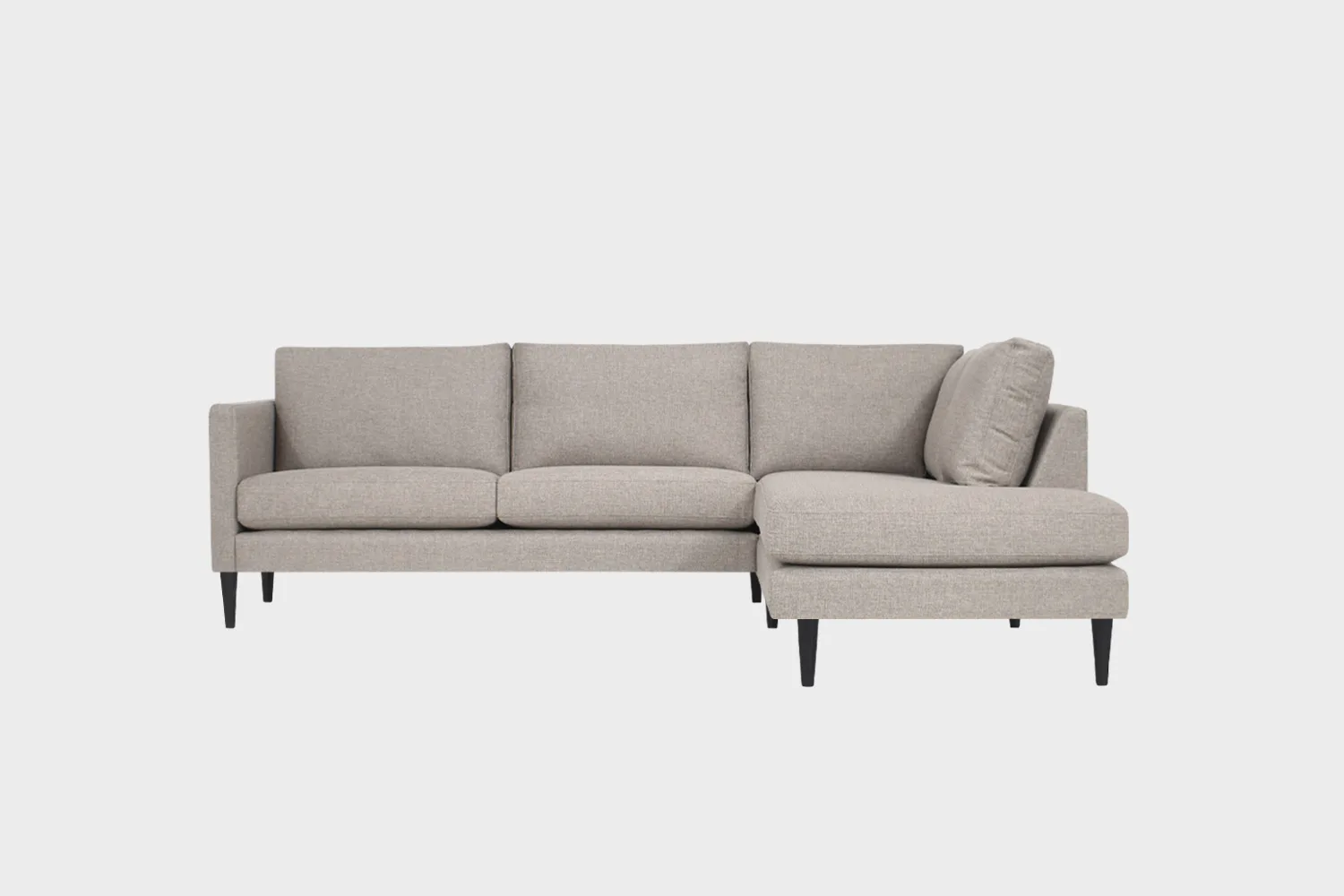 Avokulmasohva-Tuohi-DO-244x206-Das05Sand-wenge-Finsoffat Beige avokulmasohva, jossa mustat puujalat. Divaanin puoli oikealla edestäpäin katsottuna.