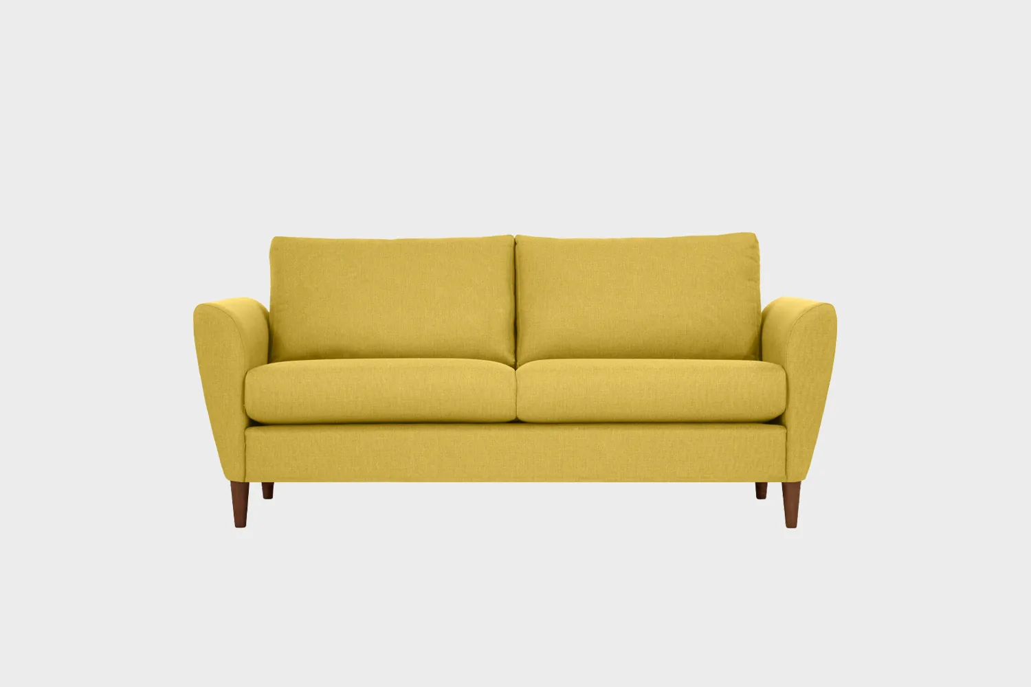 KUURA-sohva-2-5ist-180x85cm-stark618-pahkina-Finsoffat Leveämpi 2 hengen Kuura-sohva keltaisella kankaalla verhoiltuna ja jalkoina pähkinän väriset puujalat kuvattuna suoraan edestäpäin harmaata taustaa vasten.