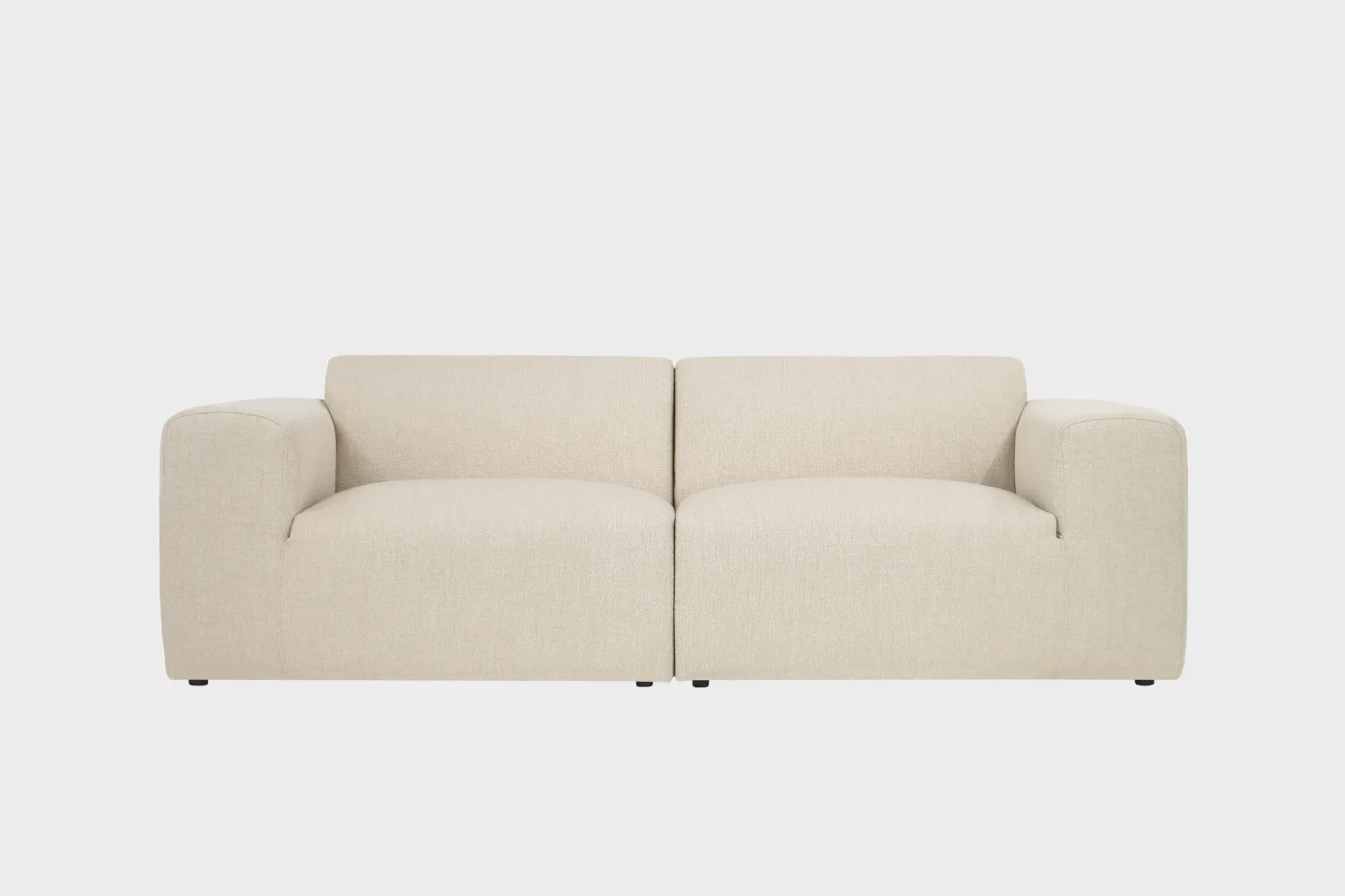 Kolmen hengen Boho sohva verhoiltuna beigenvärisellä bukleekankaalla.