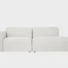 BOHO-avodivaani-do-257x107cm-Sacco02-Finsoffat Boho-avodivaanisohva valkoisella kankaalla verhoiltuna, käsinoja vasemmalla ja divaaniosuus oikealla vaaleaa taustaa vasten.