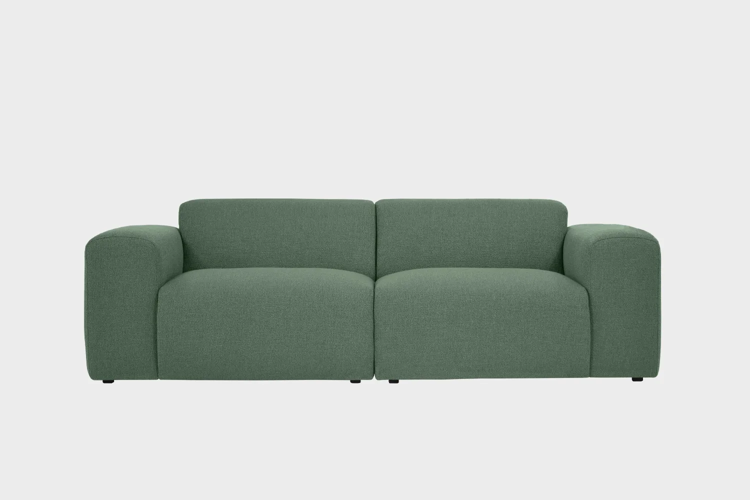 3-istuttava_sohva_BOHO_246x107_Muru392_Musta_Finsoffat Boho-3 istuttava sohva vihreällä Muru kankaalla verhoiltuna ja jalkana muovijalka, tuotekuva edestäpäin kuvattuna.