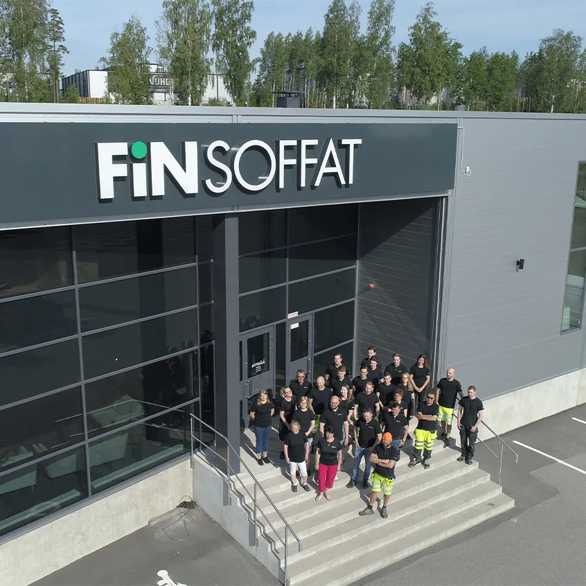 Finsoffien henkilökunta rappusilla Keravan sohvatehtaan edessä.