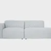 BOHO-avodivaani-do-257x107cm-sacco49-finsoffat Boho-avodivaanisohva vaaleanharmaalla kankaalla verhoiltuna, käsinoja vasemmalla ja divaaniosuus oikealla vaaleaa taustaa vasten.