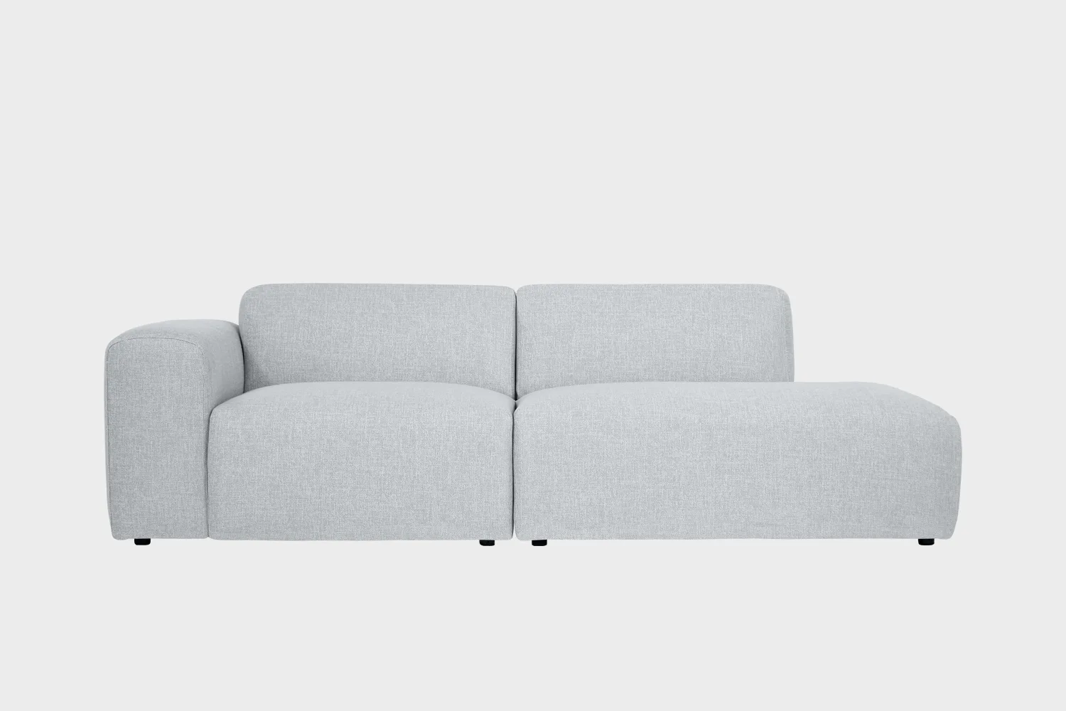 BOHO-avodivaani-do-257x107cm-sacco49-finsoffat Boho-avodivaanisohva vaaleanharmaalla kankaalla verhoiltuna, käsinoja vasemmalla ja divaaniosuus oikealla vaaleaa taustaa vasten.