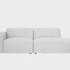 BOHO-avodivaani-do-257x107cm-sacco50-finsoffat Boho-avodivaanisohva vaaleanharmaalla kankaalla verhoiltuna, käsinoja vasemmalla ja divaaniosuus oikealla vaaleaa taustaa vasten.