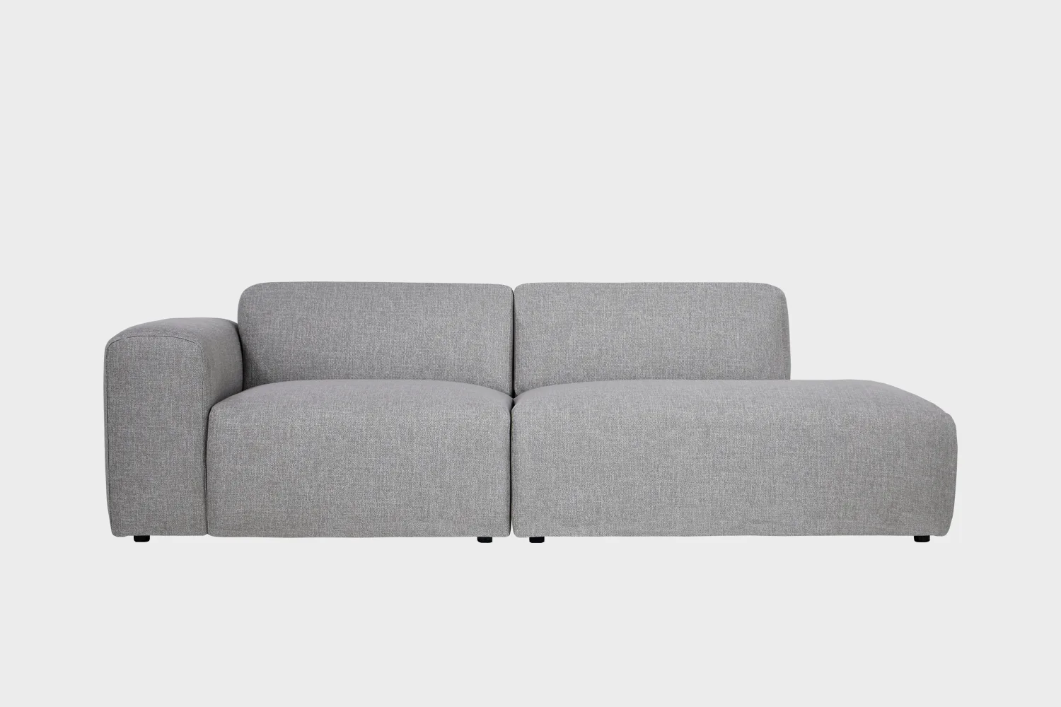 BOHO-avodivaani-do-257x107cm-sacco51-finsoffat Boho-avodivaanisohva harmaalla kankaalla verhoiltuna, käsinoja vasemmalla ja divaaniosuus oikealla vaaleaa taustaa vasten.