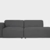 BOHO-avodivaani-do-257x107cm-sacco59-finsoffat Boho-avodivaanisohva tummanharmaalla kankaalla verhoiltuna, käsinoja vasemmalla ja divaaniosuus oikealla vaaleaa taustaa vasten.