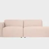 BOHO-avodivaani-do-257x107cm-sacco71-finsoffat Boho-avodivaanisohva vaaleanpunertavalla kankaalla verhoiltuna, käsinoja vasemmalla ja divaaniosuus oikealla vaaleaa taustaa vasten.