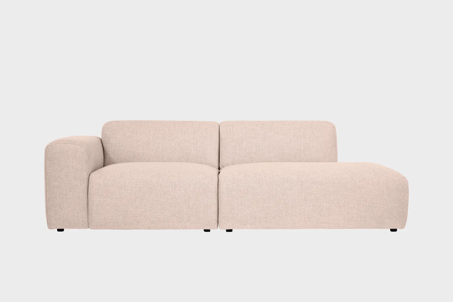BOHO-avodivaani-do-257x107cm-sacco71-finsoffat Boho-avodivaanisohva vaaleanpunertavalla kankaalla verhoiltuna, käsinoja vasemmalla ja divaaniosuus oikealla vaaleaa taustaa vasten.