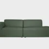 BOHO-avodivaani-do-257x107cm-muru392-finsoffat Boho-avodivaanisohva vihreällä bukleekankaalla verhoiltuna, käsinoja vasemmalla ja divaaniosuus oikealla vaaleaa taustaa vasten.