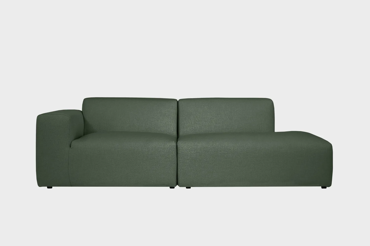 BOHO-avodivaani-do-257x107cm-muru392-finsoffat Boho-avodivaanisohva vihreällä bukleekankaalla verhoiltuna, käsinoja vasemmalla ja divaaniosuus oikealla vaaleaa taustaa vasten.