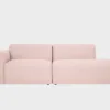 BOHO-avodivaani-do-257x107cm-Muru394-Finsoffat Boho-avodivaanisohva vaalean punaisella bukleekankaalla verhoiltuna, käsinoja vasemmalla ja divaaniosuus oikealla vaaleaa taustaa vasten.