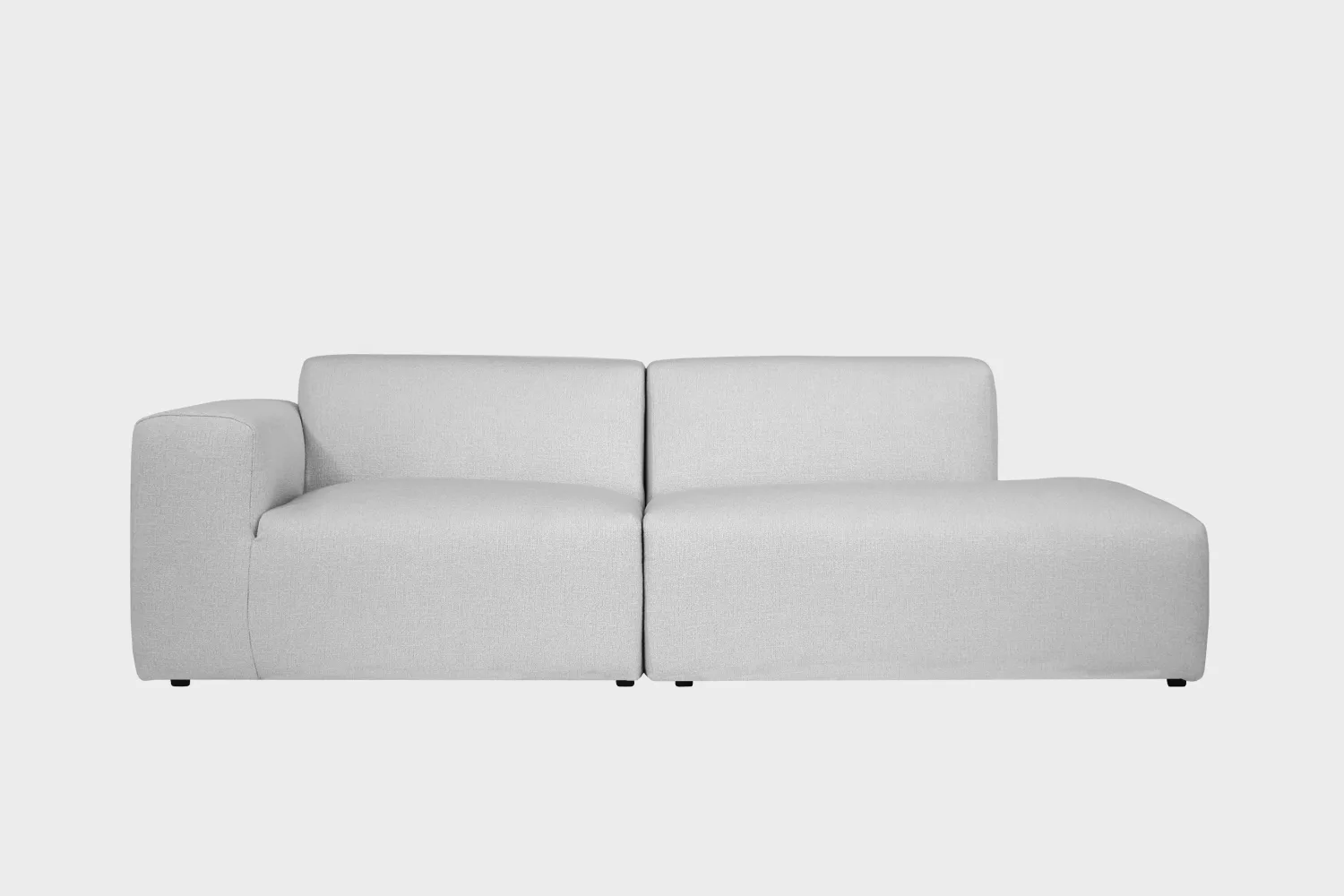 BOHO-avodivaani-do-257x107cm-muru470-finsoffat Boho-avodivaanisohva vaalean harmaalla bukleekankaalla verhoiltuna, käsinoja vasemmalla ja divaaniosuus oikealla vaaleaa taustaa vasten.