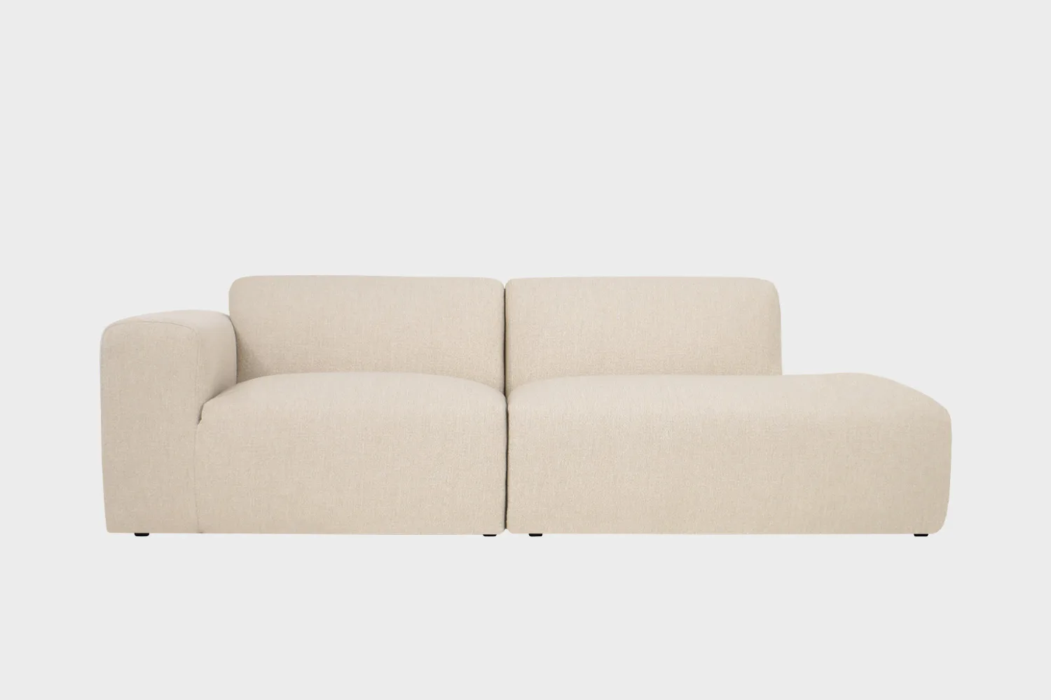 BOHO-avodivaani-do-257x107cm-Muru473-Finsoffat Boho-avodivaanisohva vaalean beigellä bukleekankaalla verhoiltuna, käsinoja vasemmalla ja divaaniosuus oikealla vaaleaa taustaa vasten.