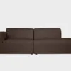 BOHO-avodivaani-do-257x107cm-muru478-finsoffat Boho-avodivaanisohva ruskealla bukleekankaalla verhoiltuna, käsinoja vasemmalla ja divaaniosuus oikealla vaaleaa taustaa vasten.