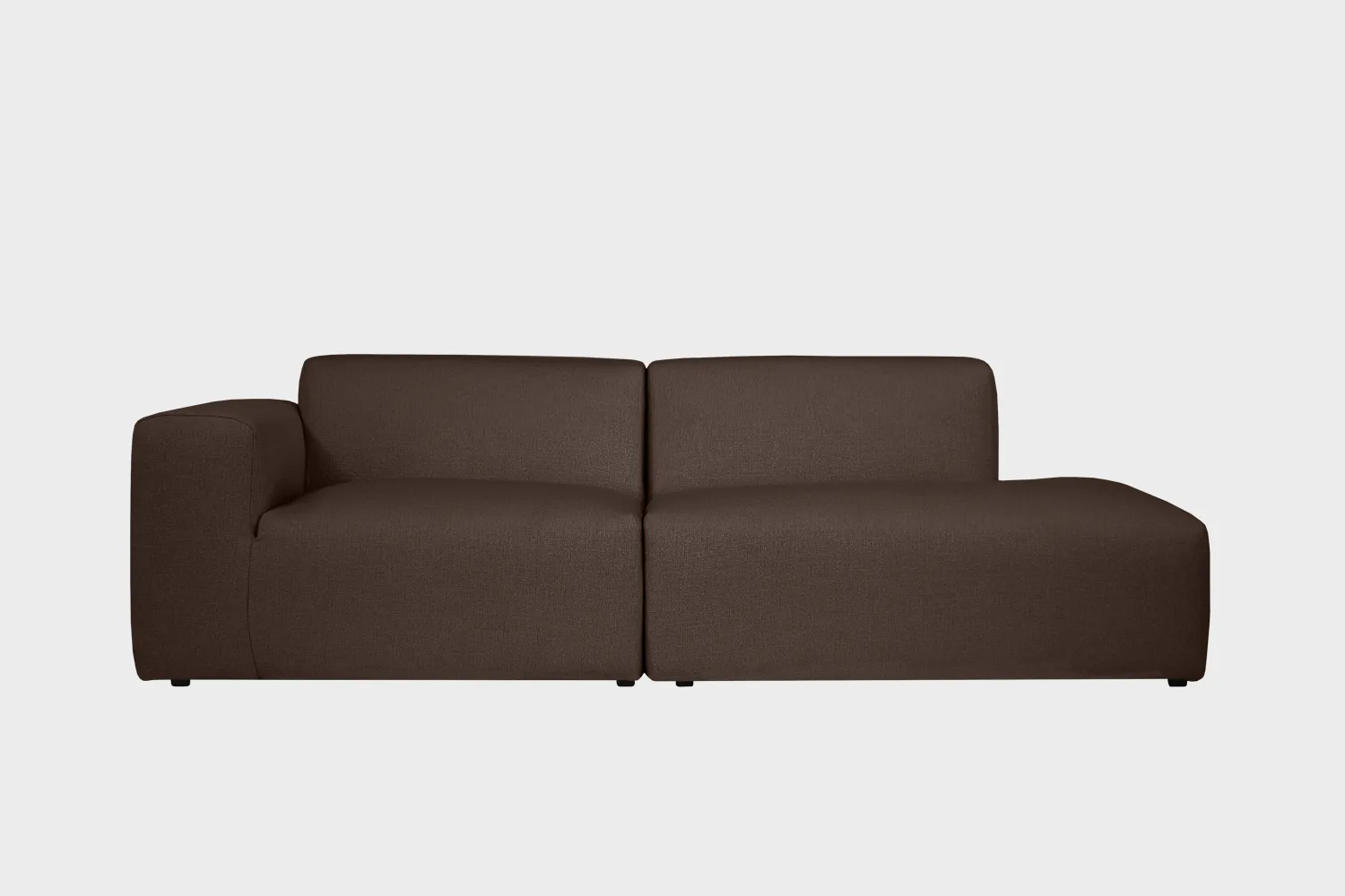 BOHO-avodivaani-do-257x107cm-muru478-finsoffat Boho-avodivaanisohva ruskealla bukleekankaalla verhoiltuna, käsinoja vasemmalla ja divaaniosuus oikealla vaaleaa taustaa vasten.