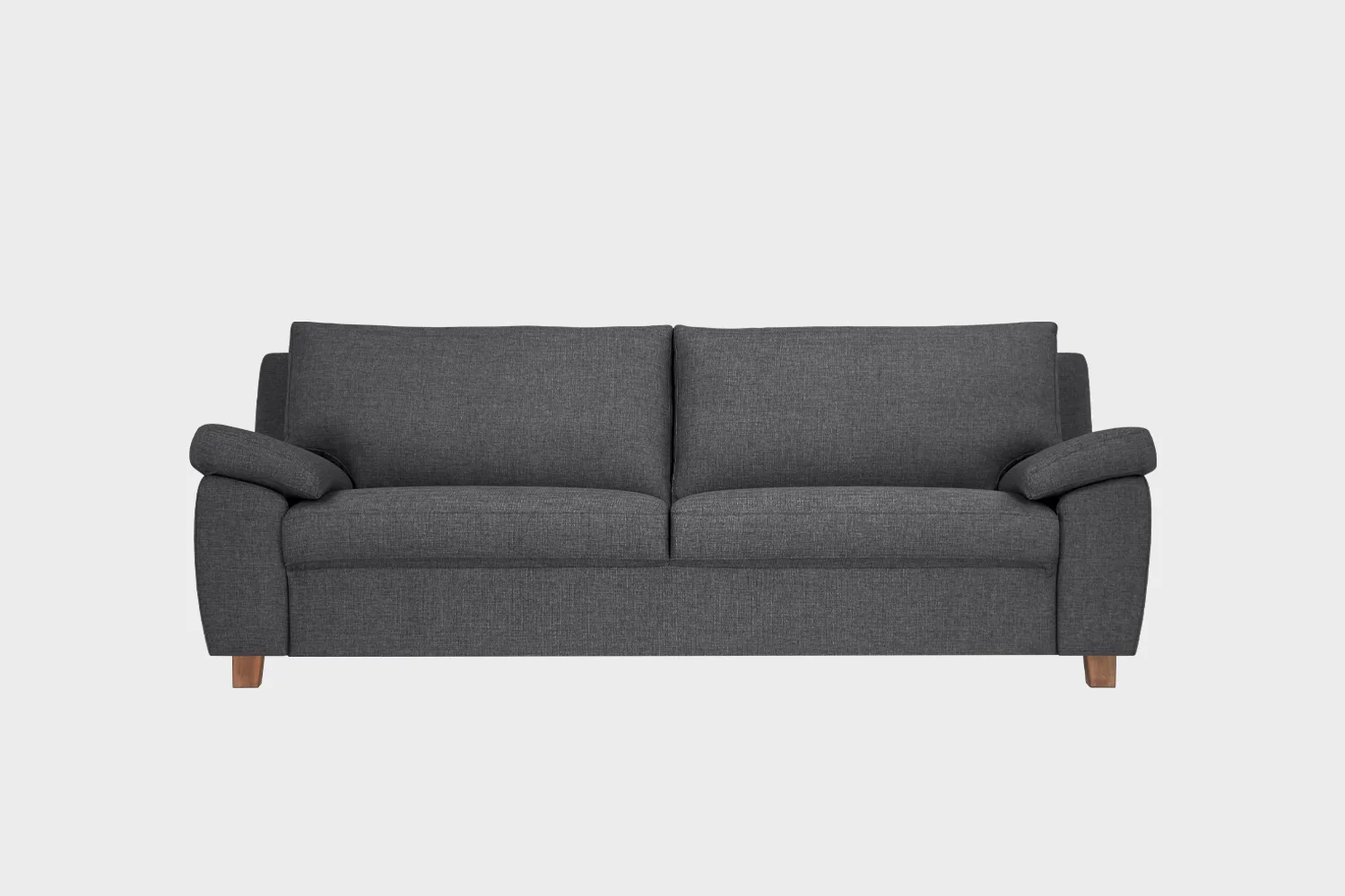 3-istuttava-sohva-NEMO-230x90-Das52darkgrey-pähkinä-Finsoffat Tumman harmaa kolmen istuttava Nemo-sohva 10 senttimetriä korkealla ruskealla puujalalla.