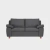 3-istuttava-sohva-NEMO-230x90-Das52darkgrey-pähkinä-Finsoffat Tumman harmaa kahden istuttava Nemo-sohva 10 senttimetriä korkealla ruskealla puujalalla.