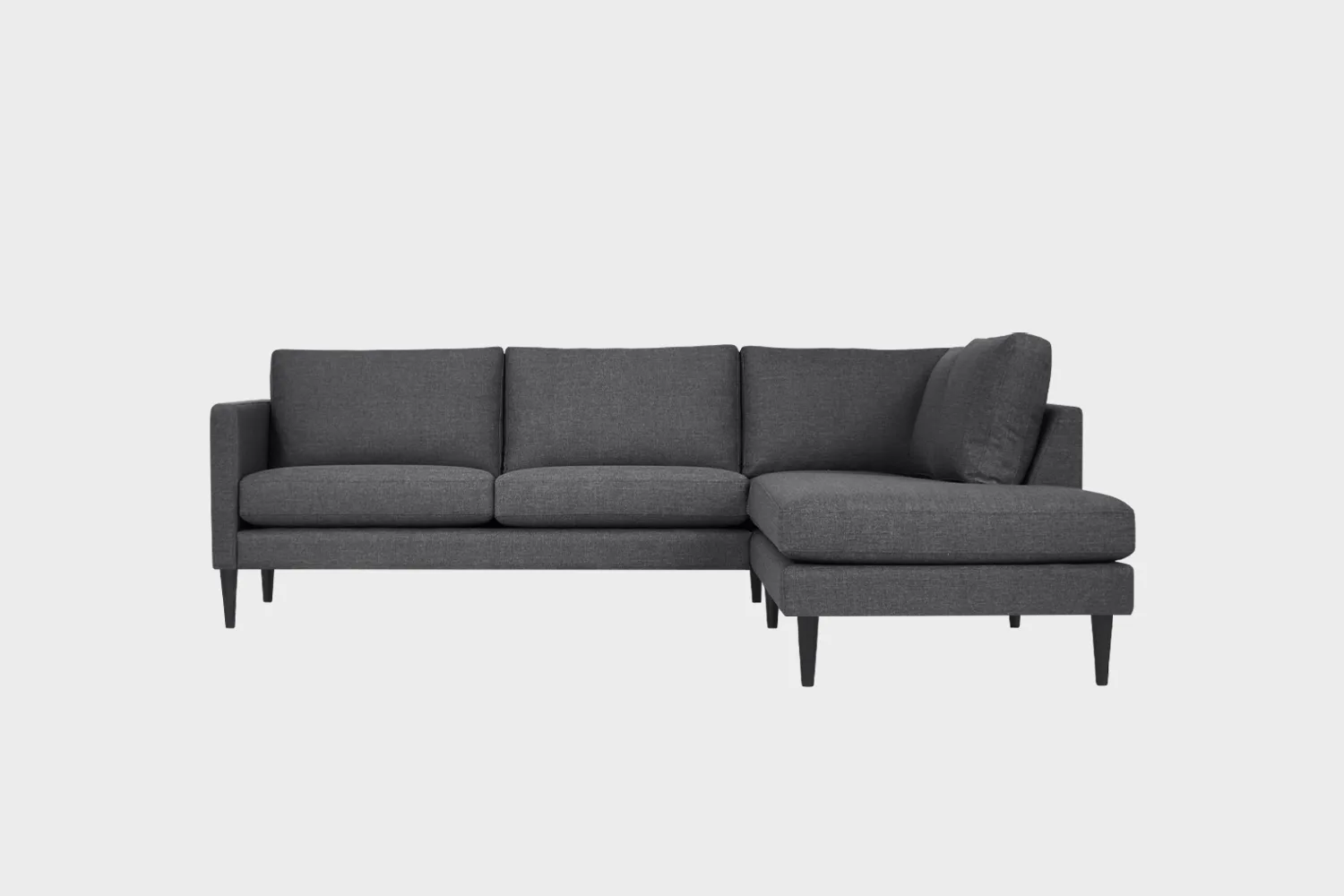 Avokulmasohva-Tuohi-DO-244x206-Das52DarkGrey-wenge-Finsoffat Tummanharmaa tuohi avokulmasohva, jossa divaani oikealla puolella ja mustat puujalat.
