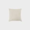 koristetyyny-45x45cm-velvety07sandt-finsoffat Beige koristetyyny, joka on 45 senttimetriä korkea ja 45 senttimetriä leveä.
