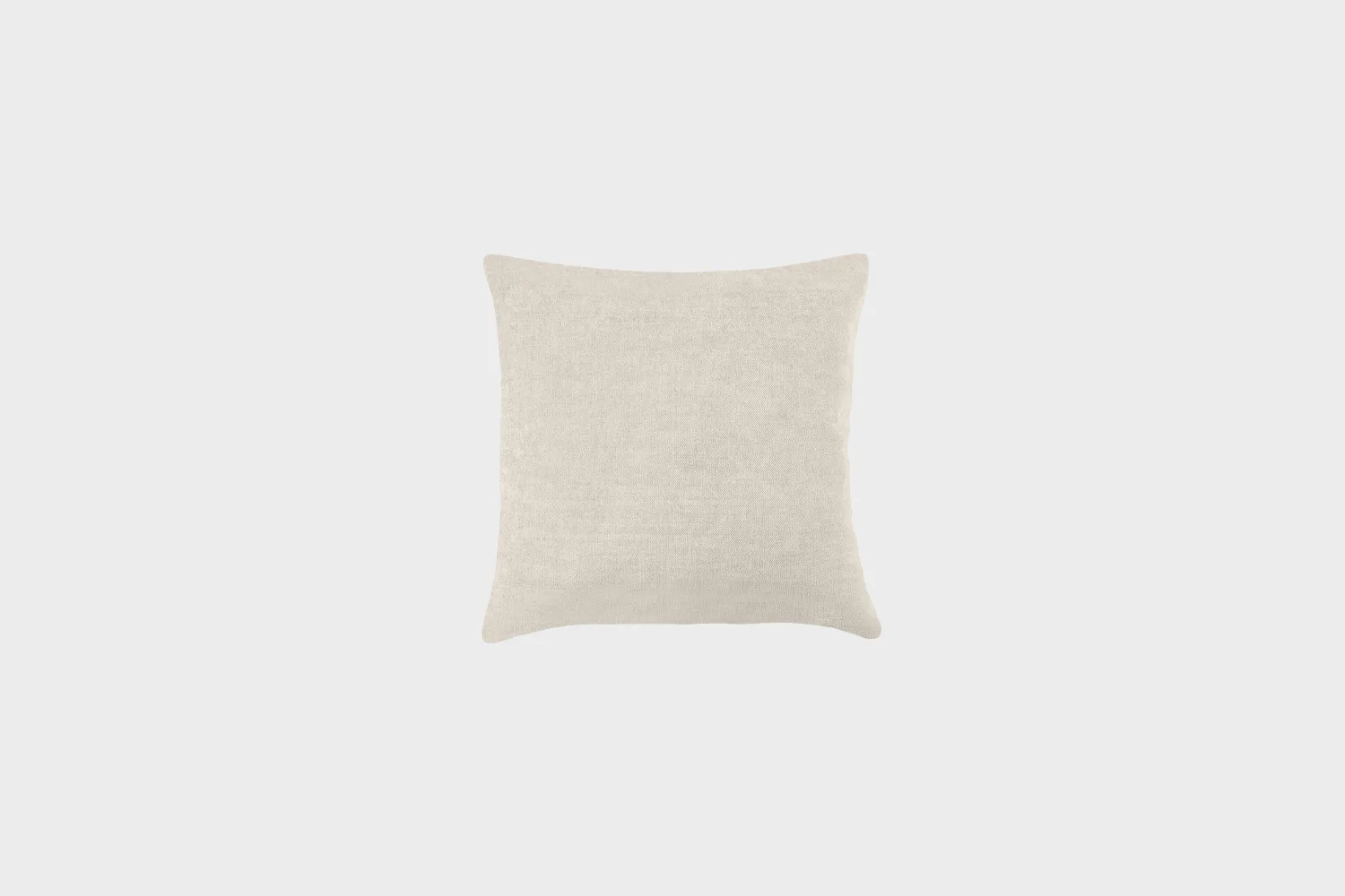 koristetyyny-45x45cm-velvety07sandt-finsoffat Beige koristetyyny, joka on 45 senttimetriä korkea ja 45 senttimetriä leveä.