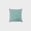 koristetyyny-45x45cm-velvety33petrol-finsoffat Turkoosi koristetyyny, joka on 45 senttimetriä korkea ja 45 senttimetriä leveä.
