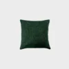koristetyyny-45x45cm-velvety38forest-finsoffat Vihreä koristetyyny, joka on 45 senttimetriä korkea ja 45 senttimetriä leveä.