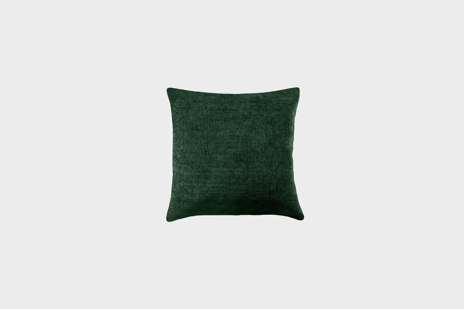 koristetyyny-45x45cm-velvety38forest-finsoffat Vihreä koristetyyny, joka on 45 senttimetriä korkea ja 45 senttimetriä leveä.