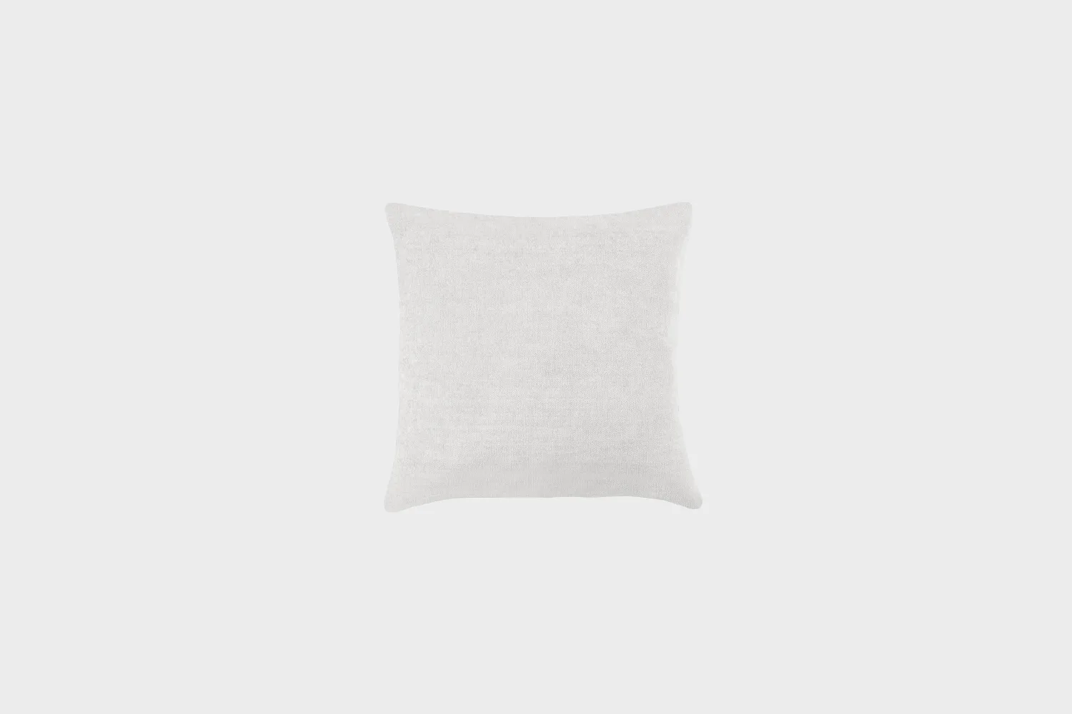 koristetyyny-45x45cm-velvety51steel-finsoffat Vaaleanharmaa koristetyyny, joka on 45 senttimetriä korkea ja 45 senttimetriä leveä.