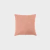 koristetyyny-45x45cm-velvety71rose-finsoffat Vaaleanpunainen koristetyyny, joka on 45 senttimetriä korkea ja 45 senttimetriä leveä.