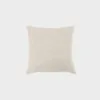 koristetyyny-50x50cm-velvety07sand-finsoffat Beige koristetyyny, joka on 50 senttimetriä korkea ja 50 senttimetriä leveä.
