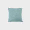 koristetyyny-50x50cm-velvety33petrol-finsoffat Turkoosi koristetyyny, joka on 50 senttimetriä korkea ja 50 senttimetriä leveä.