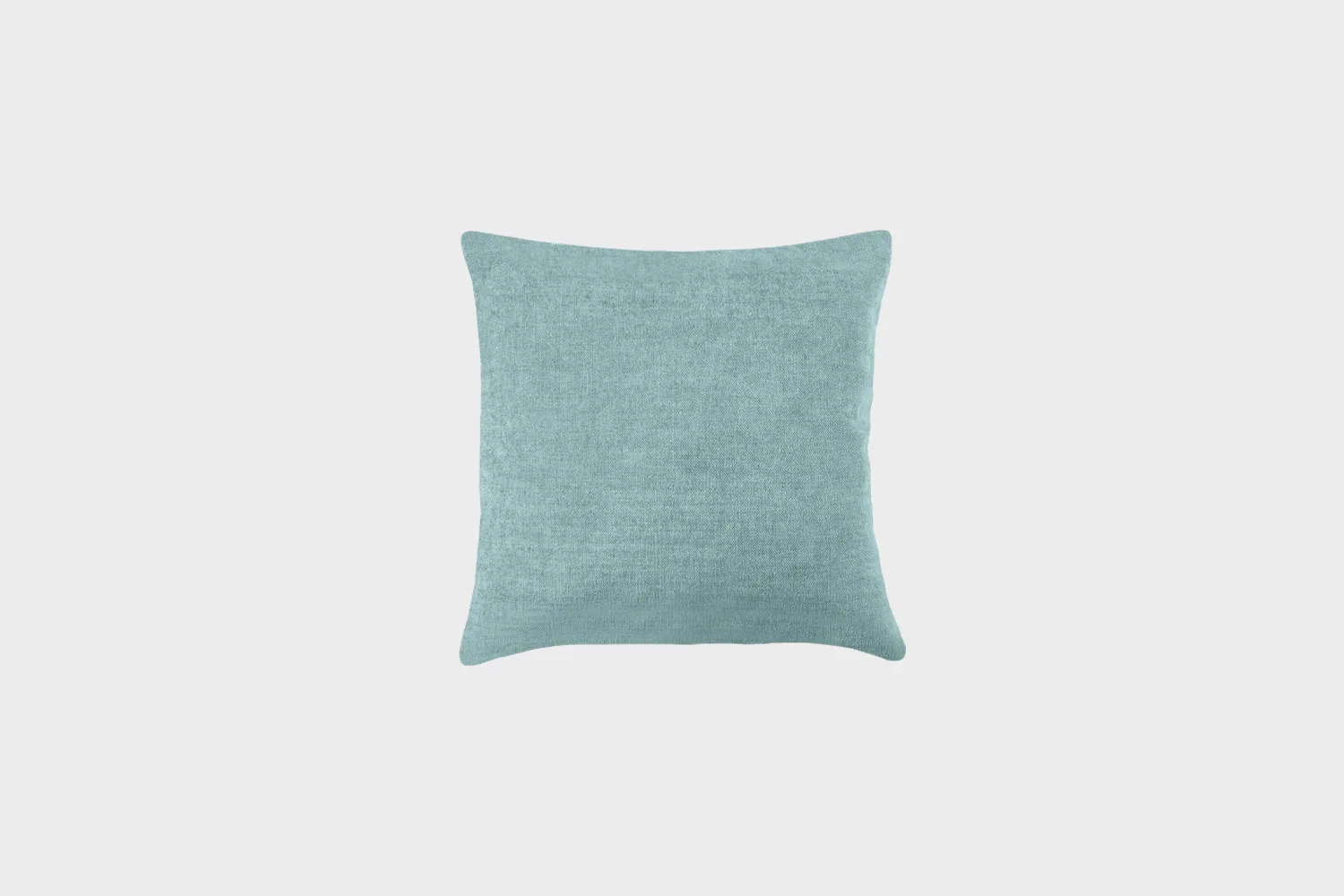 koristetyyny-50x50cm-velvety33petrol-finsoffat Turkoosi koristetyyny, joka on 50 senttimetriä korkea ja 50 senttimetriä leveä.