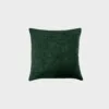koristetyyny-50x50cm-velvety38forest-finsoffat Vihreä koristetyyny, joka on 50 senttimetriä korkea ja 50 senttimetriä leveä.