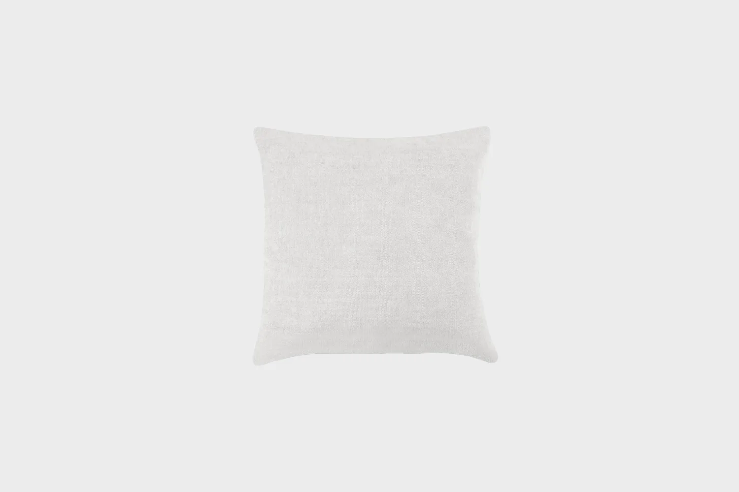 koristetyyny-50x50cm-velvety51steel-finsoffat Vaaleanharmaa koristetyyny, joka on 50 senttimetriä korkea ja 50 senttimetriä leveä.