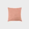 koristetyyny-50x50cm-velvety71rose-finsoffat Vaaleanpunainen koristetyyny, joka on 50 senttimetriä korkea ja 50 senttimetriä leveä.