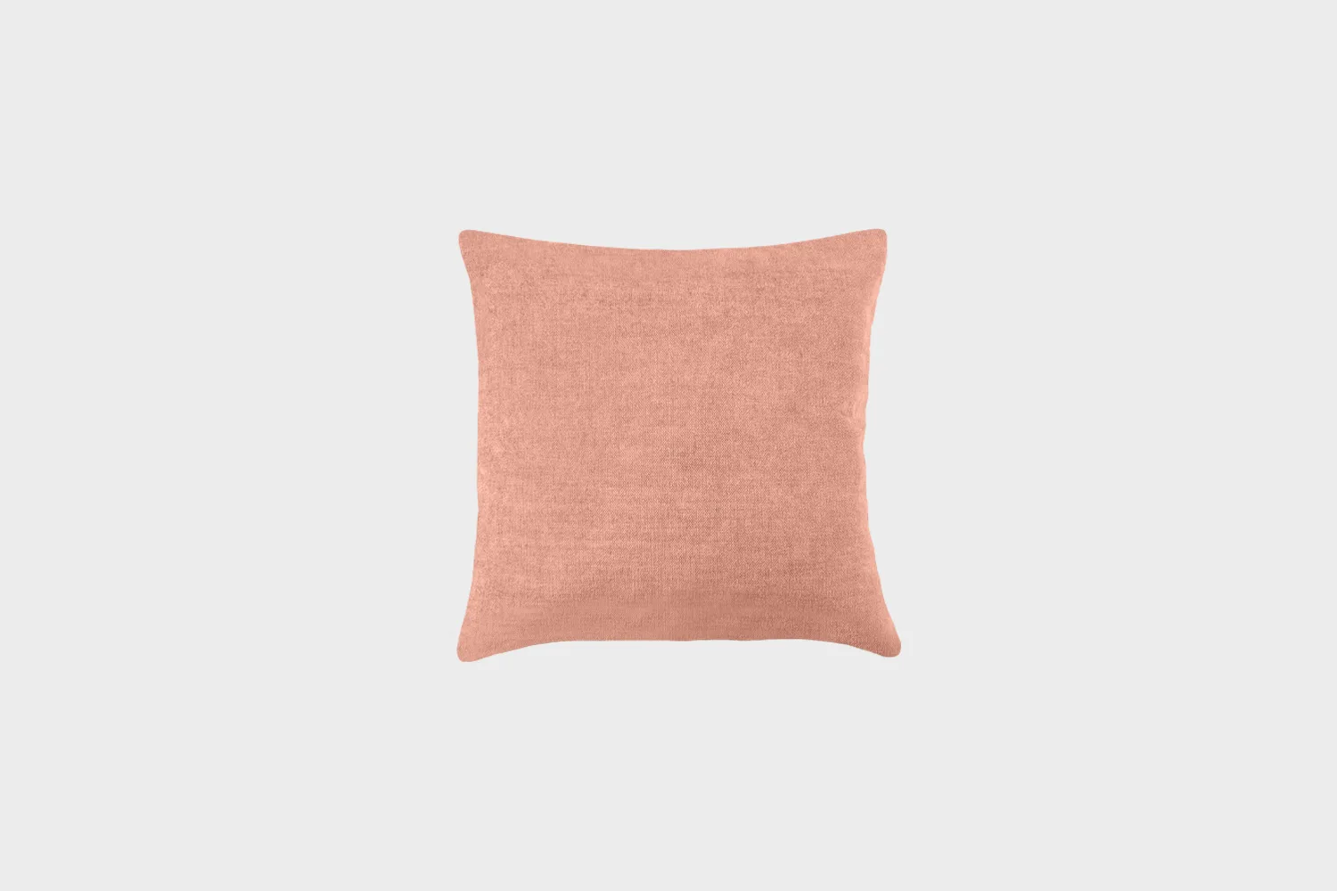 koristetyyny-50x50cm-velvety71rose-finsoffat Vaaleanpunainen koristetyyny, joka on 50 senttimetriä korkea ja 50 senttimetriä leveä.