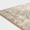 Beige VM Carpet Basaltti matto. Lähikuva maton kulmasta, josta näkyy kanttaus ja maton materiaali.
