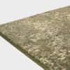 Vihreä VM Carpet Basaltti matto. Lähikuva maton kulmasta, josta näkyy kanttaus ja maton materiaali.