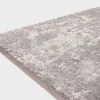 Harmaa VM Carpet Basaltti matto. Lähikuva maton kulmasta, josta näkyy kanttaus ja maton materiaali.