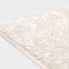 Valkoinen VM Carpet Basaltti matto. Lähikuva maton kulmasta, josta näkyy kanttaus ja maton materiaali.