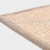 Beige VM Carpet Esmeralda matto. Lähikuva maton kulmasta, josta näkyy kanttaus ja maton materiaali.