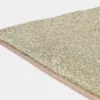 Vihreä VM Carpet Hattara matto. Lähikuva maton kulmasta, josta näkyy kanttaus ja maton materiaali.