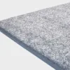 Sininen VM Carpet Hattara matto. Lähikuva maton kulmasta, josta näkyy kanttaus ja maton materiaali.