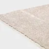Harmaa VM Carpet Hattara matto. Lähikuva maton kulmasta, josta näkyy kanttaus ja maton materiaali.