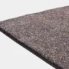 Tummanharmaa VM Carpet Hattara matto. Lähikuva maton kulmasta, josta näkyy kanttaus ja maton materiaali.