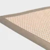 Beige VM Carpet Lyyra 2 matto. Lähikuva maton kulmasta, josta näkyy kanttaus ja maton materiaali.