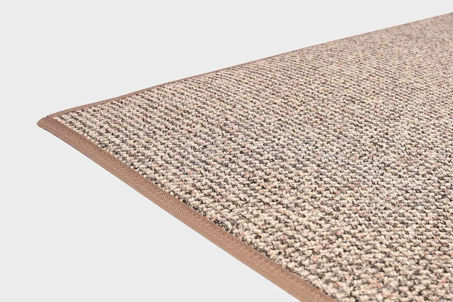 VM-Carpet-Tweed-32-vaalea-beige Vaalean beige VM Carpet Tweed matto. Lähikuva maton kulmasta, josta näkyy kanttaus ja maton materiaali.