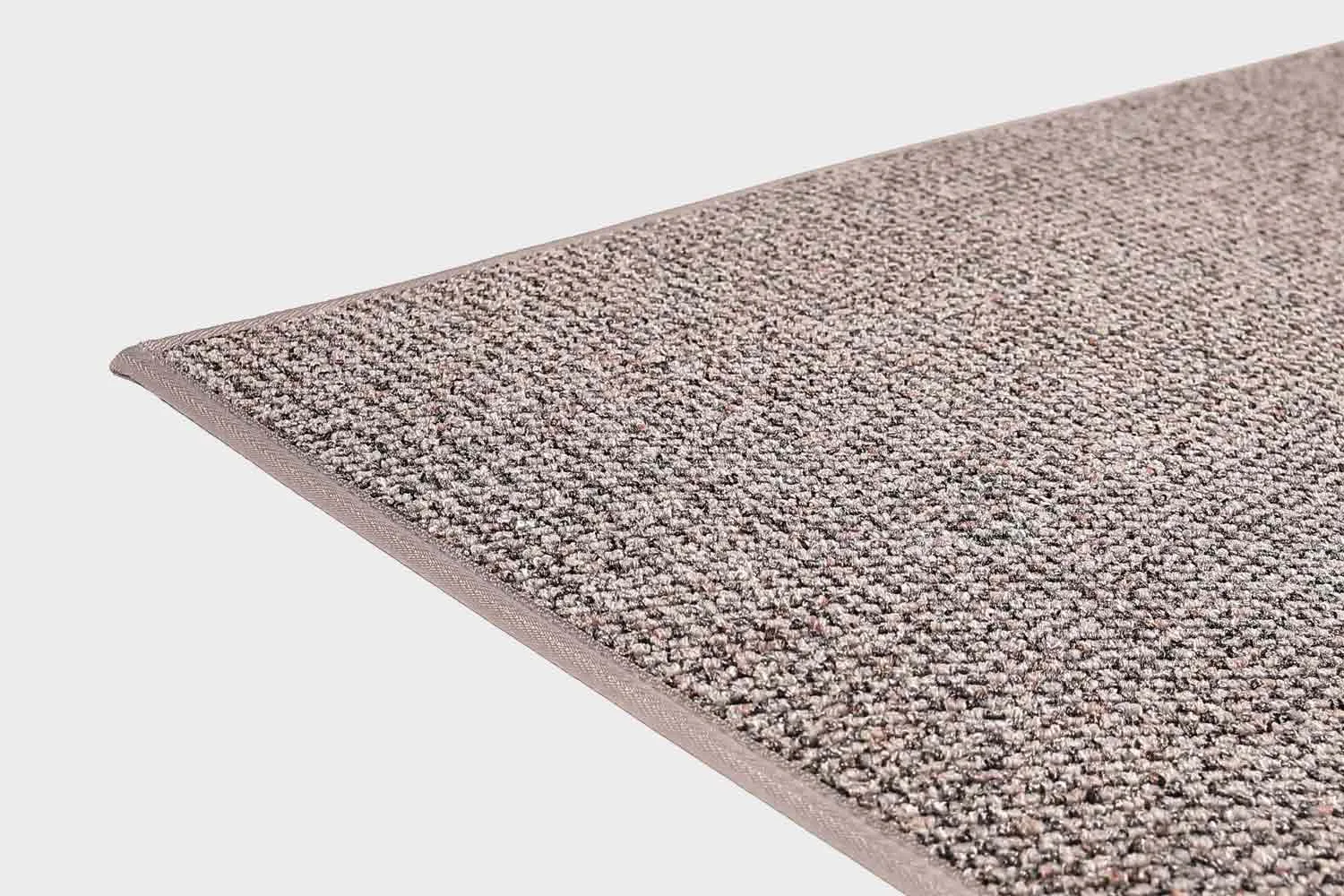 VM-Carpet-Tweed-39-harmaa Harmaa VM Carpet Tweed matto. Lähikuva maton kulmasta, josta näkyy kanttaus ja maton materiaali.